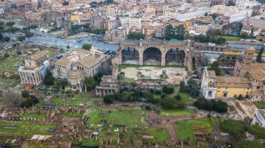 Roma, İtalya tarihi kentinde binaların antik kalıntıları havadan görünümü. Drone fotoğrafçılığı