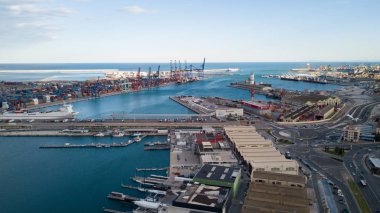 Valencia, İspanya kentinde yatlar ve tekneler ile iskelenin havadan görünümü. Drone fotoğrafçılığı.