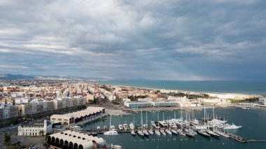 Valencia, İspanya kentinde yatlar ve tekneler ile iskelenin havadan görünümü. Drone fotoğrafçılığı.