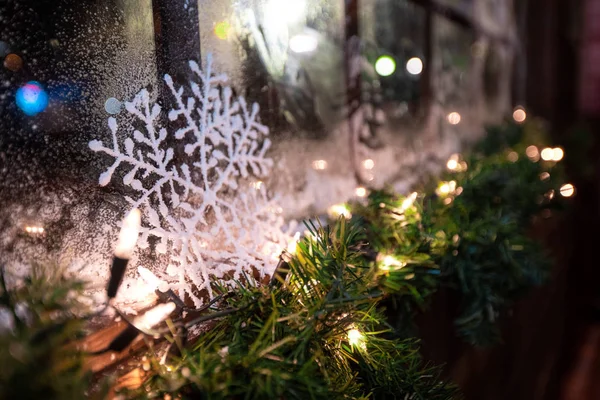 Noel Dekorasyonu Yakın Çekim Ağaç Pencerede Kar Tanesi Festoons Yeni — Stok fotoğraf