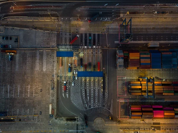 瓦伦西亚市海港的空中夜景 西班牙 在卡车上装载和交付集装箱 无人机照片 — 图库照片