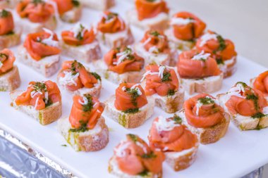 Restoranda atıştırmalıklar ve yemekler içeren masalar. misafirler için kolay yemek. İş yemeği. Ziyafet için hazırlanıyor. smorgasbord. toplu olay, kahve molası. . Catering olay plaka servisi, Self servis. Düğünde büfe