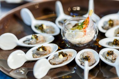 Restoranda atıştırmalıklar ve yemekler içeren masalar. misafirler için kolay yemek. İş yemeği. Ziyafet için hazırlanıyor. smorgasbord. toplu olay, kahve molası. . Catering olay plaka servisi, Self servis. Düğünde büfe