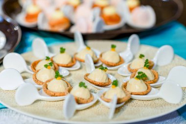 Restoranda atıştırmalıklar ve yemekler içeren masalar. misafirler için kolay yemek. İş yemeği. Ziyafet için hazırlanıyor. smorgasbord. toplu olay, kahve molası. . Catering olay plaka servisi, Self servis. Düğünde büfe