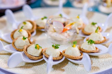 Restoranda atıştırmalıklar ve yemekler içeren masalar. misafirler için kolay yemek. İş yemeği. Ziyafet için hazırlanıyor. smorgasbord. toplu olay, kahve molası. . Catering olay plaka servisi, Self servis. Düğünde büfe