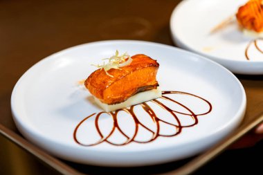 Somon balığı ve peynir güzel sunulan çanak. Lezzetli ızgara somon sosu. Iştah açıcı ve sağlıklı yiyecekler. Mutfak dergileri, web siteleri ve arka planlar için fotoğraf.