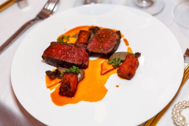 Güzel yemek sebze ve et sundu. Lezzetli ızgara et sosu. İştah açıcı ve sağlıklı gıda. Mutfak dergiler, Web siteleri ve arka planlar için fotoğraf.