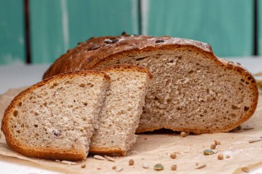 Ev yapımı siyah ekmek. Bir zanaat kağıt üzerinde çavdar hamuru ekmek. Akşam yemeği için çavdar ekmeği. Taze kokulu lezzetli ev yapımı hamur işleri.