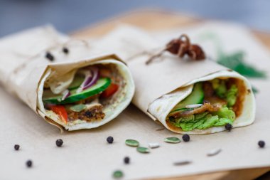 Shawarma sandviç gyro lavaş taze rulo (pide ekmek) tavuk sığır eti shawarma falafel Recipetin ızgara et, soğan, salatalık, biber ve salata ile eatsfilled. Geleneksel Orta Doğu atıştırmalıkları.