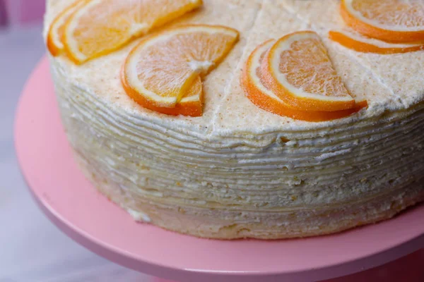 Domowe Naleśniki Kremowe Ciasto Białym Delikatnym Kremem Pomarańcze Różowym Tle — Zdjęcie stockowe