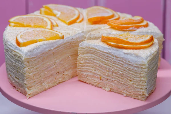 Torta Cremosa Panqueque Casero Con Crema Blanca Delicada Naranjas Sobre —  Fotos de Stock