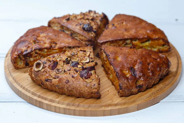 Tarta Plátano Casera Con Nueces Albaricoques Secos Pasas Cortadas Trozos — Foto de Stock