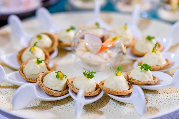 Restoranda atıştırmalıklar ve yemekler içeren masalar. misafirler için kolay yemek. İş yemeği. Ziyafet için hazırlanıyor. smorgasbord. toplu olay, kahve molası. . Catering olay plaka servisi, Self servis. Düğünde büfe