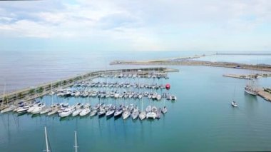 Hava Drone video Valencia iskelesi Üzerinde Uçan Embarcadero ve Valencia Skyline.