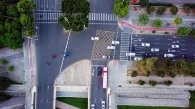 Yoğun saatlerde kalabalık bir araç ile bir yol kuş görünümü Havadan Video görüntüleri, Kentsel araba yolda hız. drone tarafından çekilen, Valencia vuruldu - İspanya