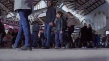 Valencia, Valencia/İspanya - 04.11.2019. Timelapse, bir gün kapalı gıda pazarında insanlar