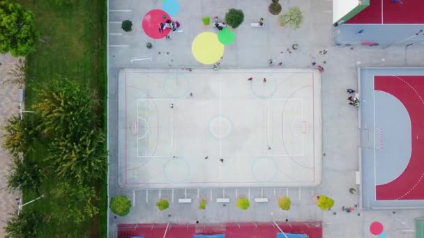 ホッケーをしている子供たち 空中ビデオ ホッケースポーツ若い男の子の選手屋外 夏にホッケー選手の子供の上を飛ぶドローン — ストック動画