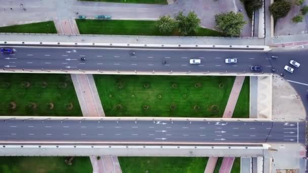 Luftaufnahmen Der Vogelperspektive Von Einer Straße Mit Überfüllten Fahrzeugen Berufsverkehr — Stockvideo