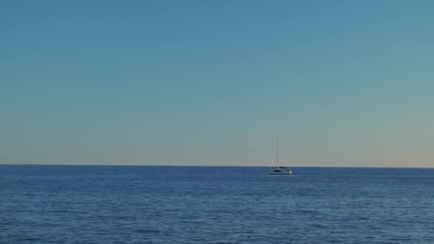 Schiffe Weit Draußen Meer Hinterlassen Wasserspuren Unter Sonnenlicht Auf Tiefblauem — Stockvideo