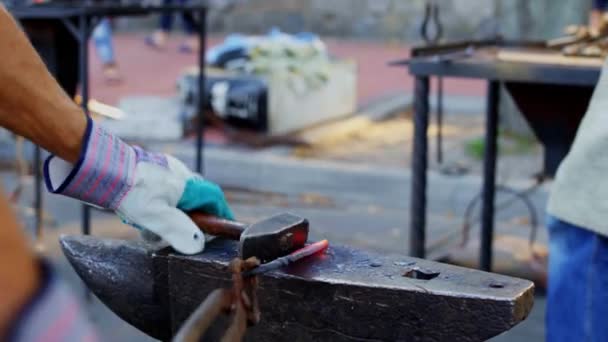 Parlayan Sıcak Bıçak Bladesmith Tarafından Tutulan Ağır Bir Çekiç Tarafından — Stok video