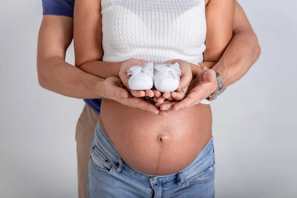 Joven Alegre Pie Con Mujer Embarazada Mantener Sus Manos Los Imágenes De Stock Sin Royalties Gratis