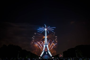 Bastille günü 2018 Paris, Fransa için 14 Temmuz 2018. Havai fişek ve Eyfel Kulesi Paris, Fransa'dan üzerinde 14 Temmuz 2018, Mars'ın alanı (Champ de Mars Fransız ulusal günü)