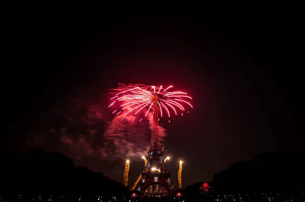 フランス革命記念日 2018 フランスで 2018 花火と火星のフィールド シャン マルスから 2018 上フランス パリのフランス国立日エッフェル塔 — ストック写真