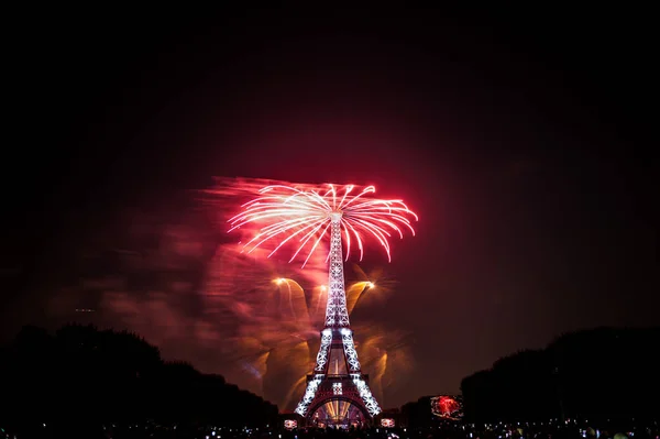 Bastille günü 2018 Paris, Fransa için 14 Temmuz 2018. Havai fişek ve Eyfel Kulesi Paris, Fransa'dan üzerinde 14 Temmuz 2018, Mars'ın alanı (Champ de Mars Fransız ulusal günü)