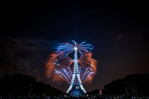 Bastille günü 2018 Paris, Fransa için 14 Temmuz 2018. Havai fişek ve Eyfel Kulesi Paris, Fransa'dan üzerinde 14 Temmuz 2018, Mars'ın alanı (Champ de Mars Fransız ulusal günü)