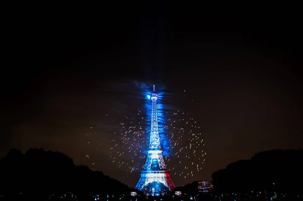 Bastille günü 2018 Paris, Fransa için 14 Temmuz 2018. Havai fişek ve Eyfel Kulesi Paris, Fransa'dan üzerinde 14 Temmuz 2018, Mars'ın alanı (Champ de Mars Fransız ulusal günü)