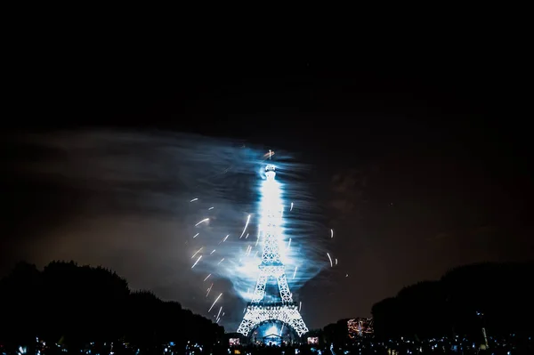 Bastille günü 2018 Paris, Fransa için 14 Temmuz 2018. Havai fişek ve Eyfel Kulesi Paris, Fransa'dan üzerinde 14 Temmuz 2018, Mars'ın alanı (Champ de Mars Fransız ulusal günü)