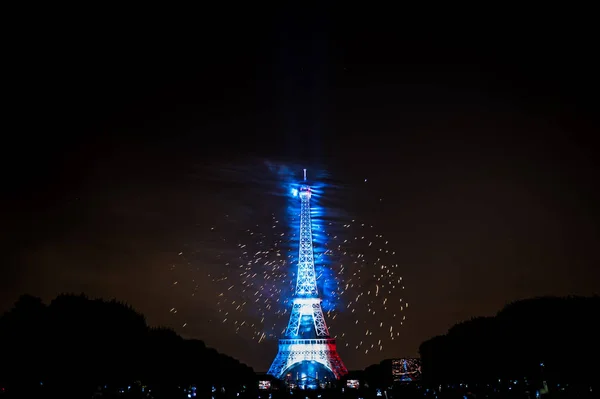 2018在巴黎的巴士底日 法国在2018年7月14日 烟花和埃菲尔铁塔在法国国庆节在巴黎 法国在 2018年7月14日 从火星的领域 — 图库照片#