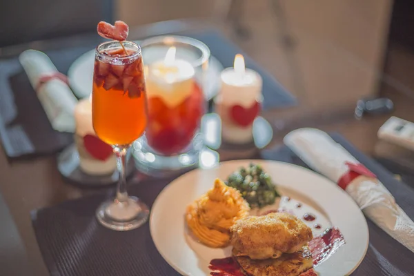 Día San Valentín Cena Escena Amor Dos Comidas Velas Decorativas —  Fotos de Stock