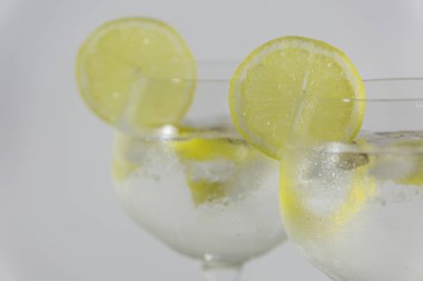 İki bardak limon dekorasyon ayrıntılı, beyaz arka plan ile cin
