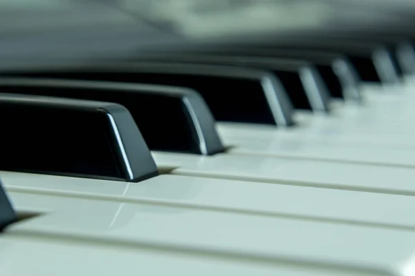 Részletes Zongora Billentyűk Háttér Életlenítés — Stock Fotó