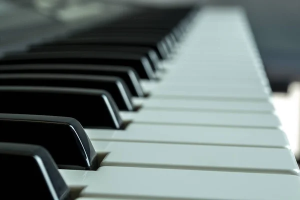 Részletes Zongora Billentyűk Háttér Életlenítés — Stock Fotó