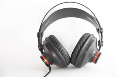 Modern studio kulaklık, siyah beyaz arka plan üzerinde küçük kırmızı liste ile