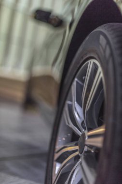 Araba tekerlek arka plan bulanık ile ayrıntılı olarak