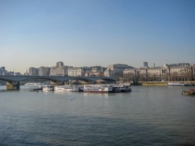 Londra / İngiltere'de - 02/19/2013: binalar, tekneler ve köprüler ile Merkezi Londra'da Thames Nehri kıyısında görünümünü