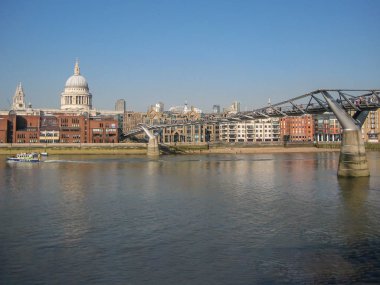 Londra / İngiltere'de - 02/19/2013: binalar, tekneler ve köprüler ile Merkezi Londra'da Thames Nehri kıyısında görünümünü