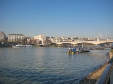 Londra / İngiltere'de - 02/19/2013: binalar, tekneler ve köprüler ile Merkezi Londra'da Thames Nehri kıyısında görünümünü
