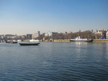 Londra / İngiltere'de - 02/19/2013: binalar, tekneler Merkezi Londra'da Thames Nehri kıyısında görünümünü
