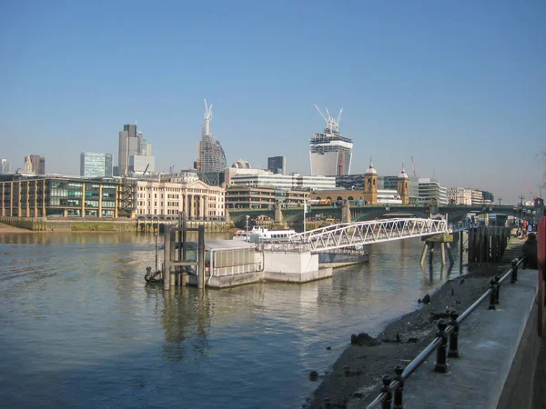 ロンドン 2013 船と橋とロンドン中心部のテムズ川のほとりのビュー — ストック写真