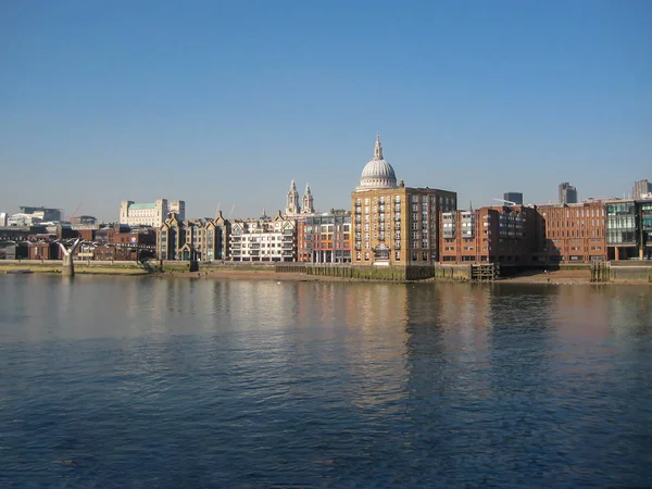 2013 泰晤士河畔的银行的看法伦敦市中心与大厦和桥梁 — 图库照片
