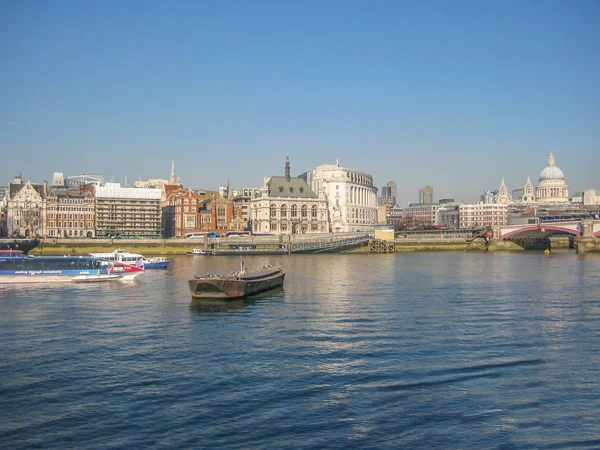 Λονδίνο Ηνωμένο Βασίλειο 2013 Προβολή Της Στις Όχθες Του Ποταμού — Φωτογραφία Αρχείου
