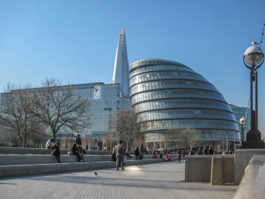 Londra /England /Uk - 02/19/2013: modern organik, Londra'da Thames Nehri'nin güney yakasına görünümünü şekli bina ve oval heykel, bir yaya bölgesinde yürüyüş insanlar