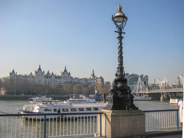 2013 在伦敦市中心的泰晤士河畔 在第一个计划和建筑物 船和桥梁背景的路灯的看法 — 图库照片