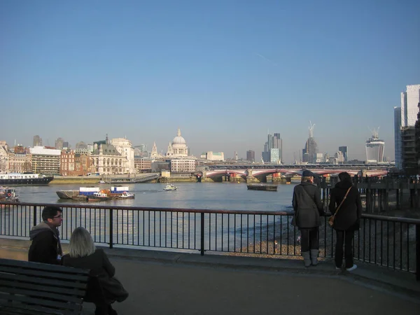 London England 2013 Uitzicht Oevers Van Rivier Theems Londen Mensen — Stockfoto