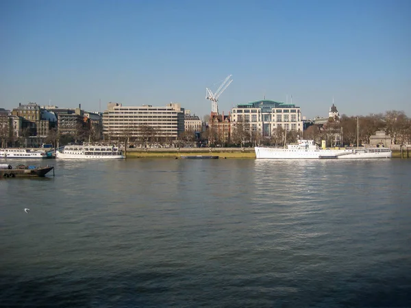2013 泰晤士河畔的银行的看法伦敦市中心与大厦 小船和桥梁 — 图库照片