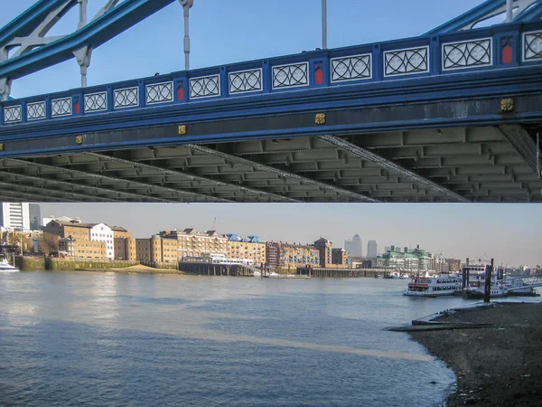 2013 泰晤士河畔的河岸的看法在伦敦市中心的皇后塔桥梁与大厦 小船和桥梁 一个加拿大正方形 金丝雀码头塔 在金丝雀码头在背景上 — 图库照片